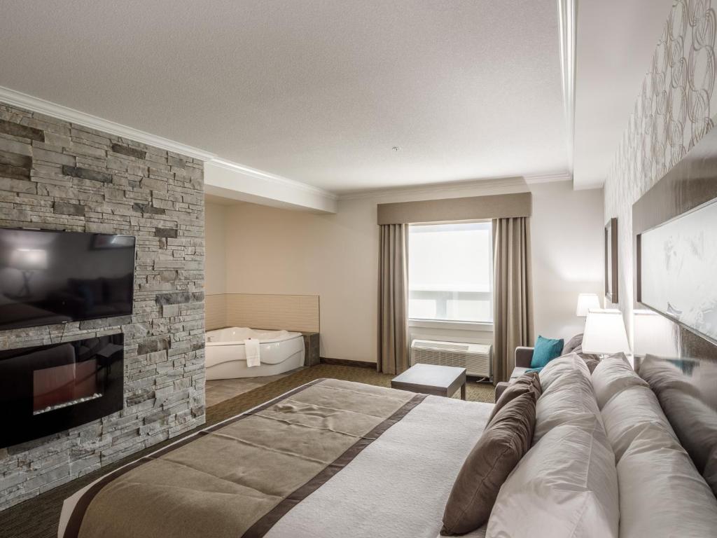 Postel nebo postele na pokoji v ubytování Ramada by Wyndham Revelstoke