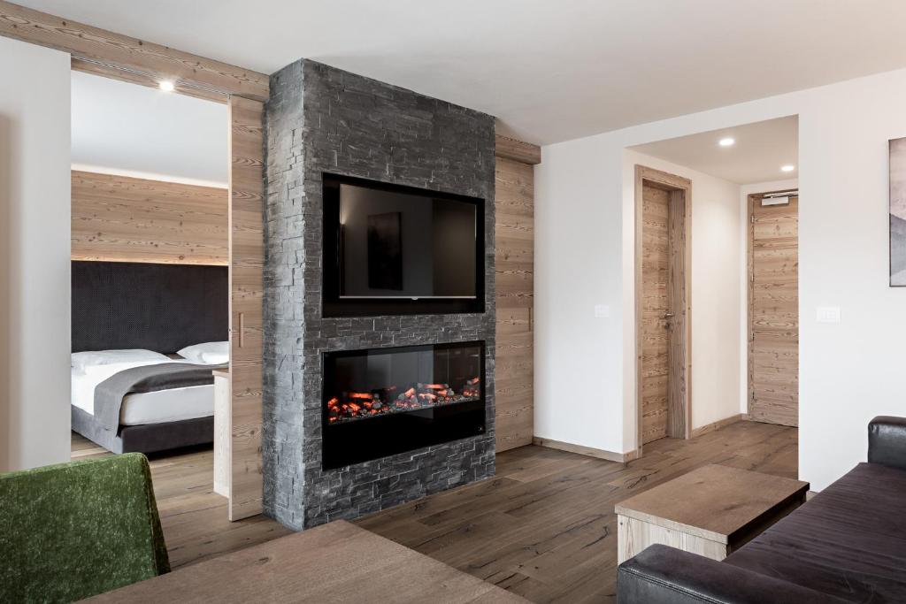 Televiisor ja/või meelelahutuskeskus majutusasutuses Dolasilla Mountain Panoramic Wellness Hotel