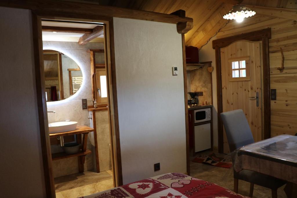 a small room with a kitchen and a table in a room at Le Refuge des Marmottes in Arêches