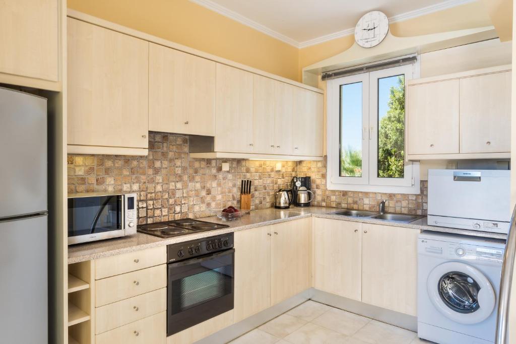 Kuchyňa alebo kuchynka v ubytovaní Daphnis Villas