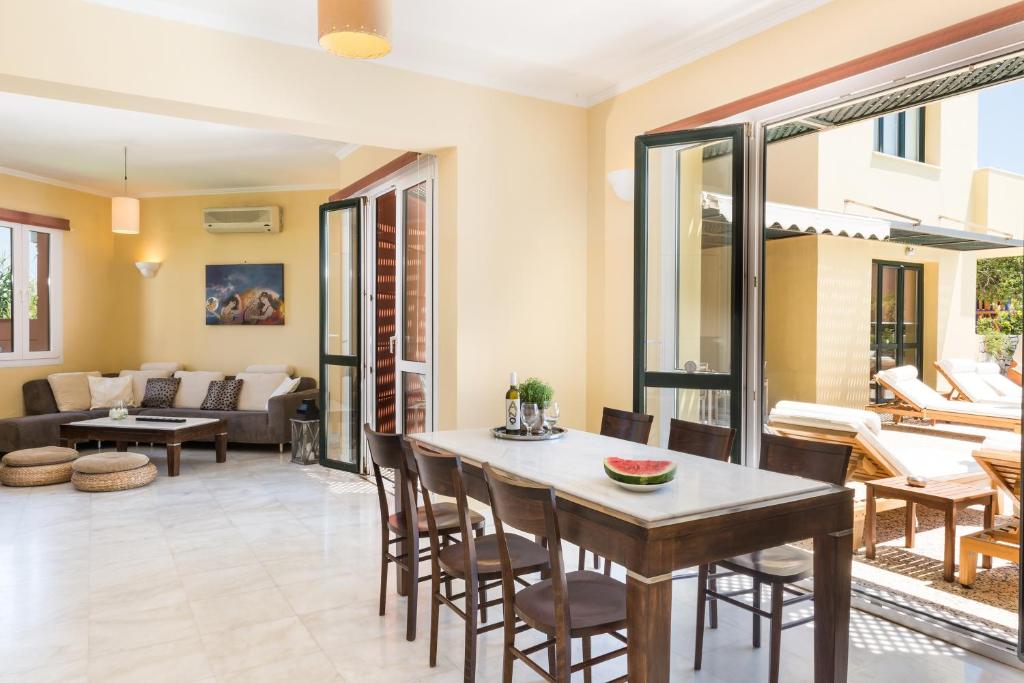Posedenie v ubytovaní Daphnis Villas