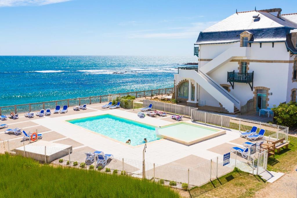 una vista aérea de un complejo con piscina y el océano en Résidence Odalys Valentin plage, en Batz-sur-Mer