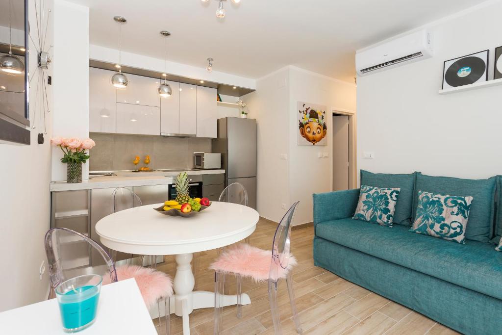 uma sala de estar com um sofá azul e uma mesa em Valum Luxury Apartment em Split