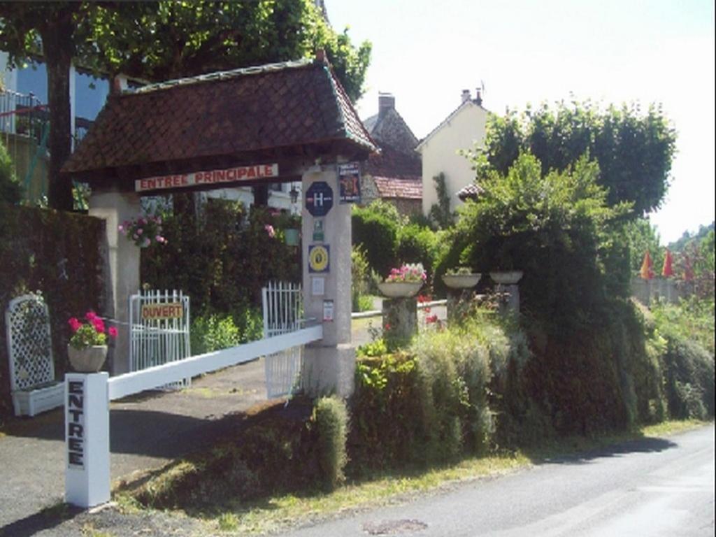 a small building with a sign in front of it at Les Tilleuls in Saint-Cirgues-de-Jordanne
