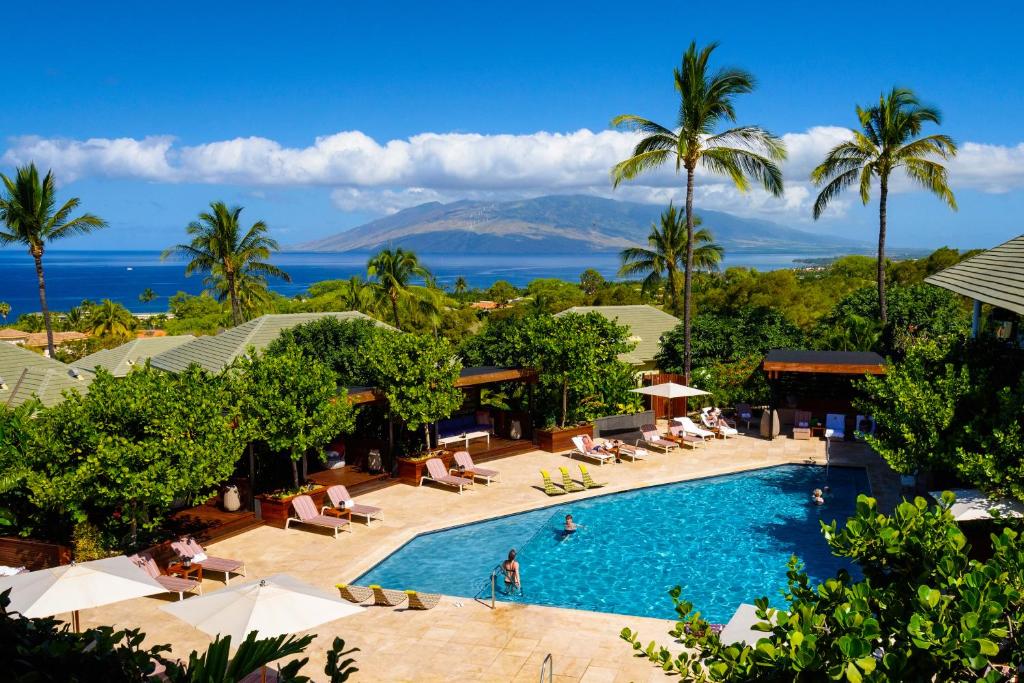 een luchtzicht op het zwembad van het resort bij Hotel Wailea, Relais & Châteaux - Adults Only in Wailea