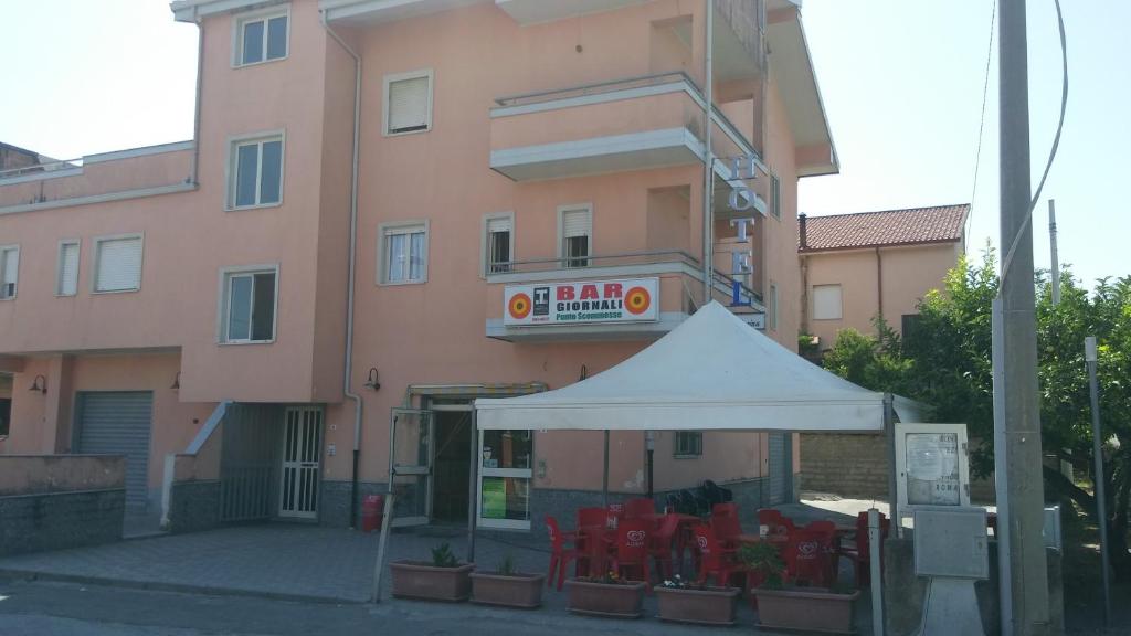 un edificio con una tienda de campaña blanca frente a un edificio en Hotel Santa Caterina, en Gizzeria