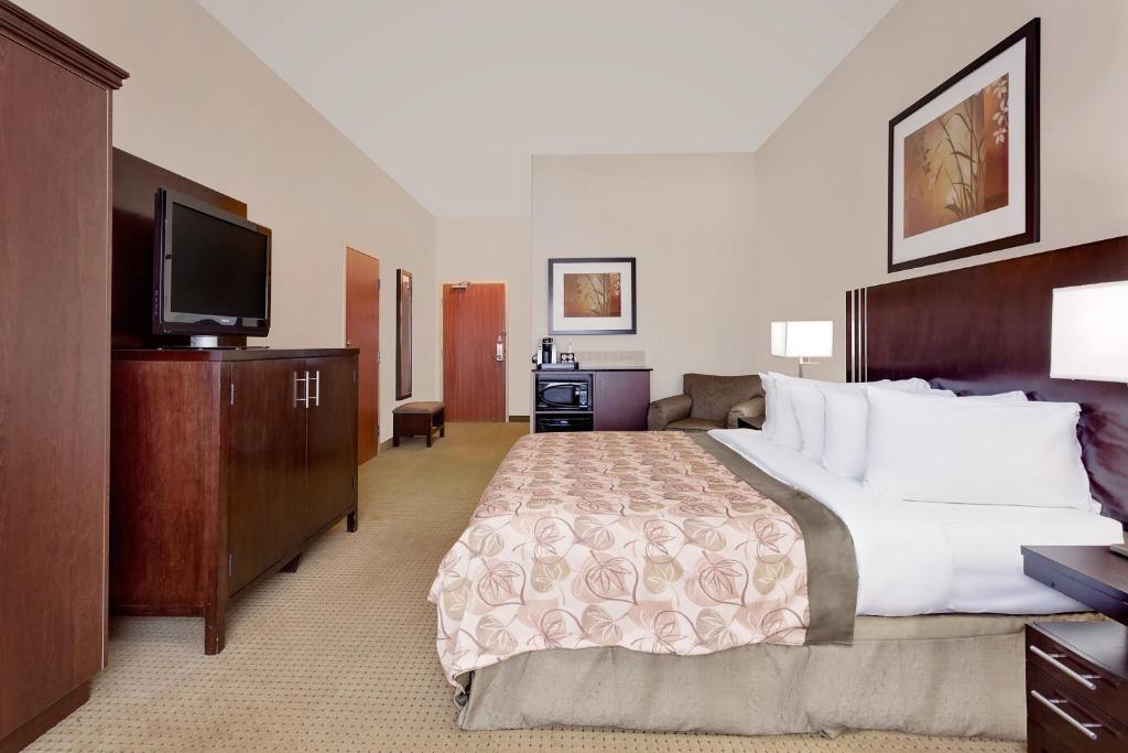 Postel nebo postele na pokoji v ubytování Ramada by Wyndham Lac La Biche