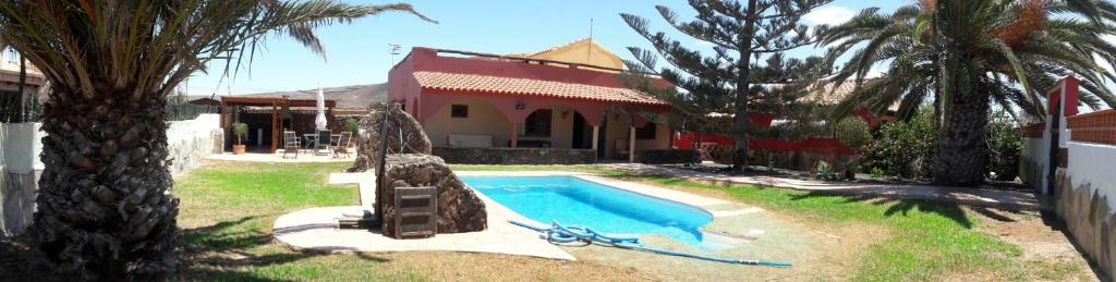 a house with a swimming pool in the yard at Casa Mami in Lajares