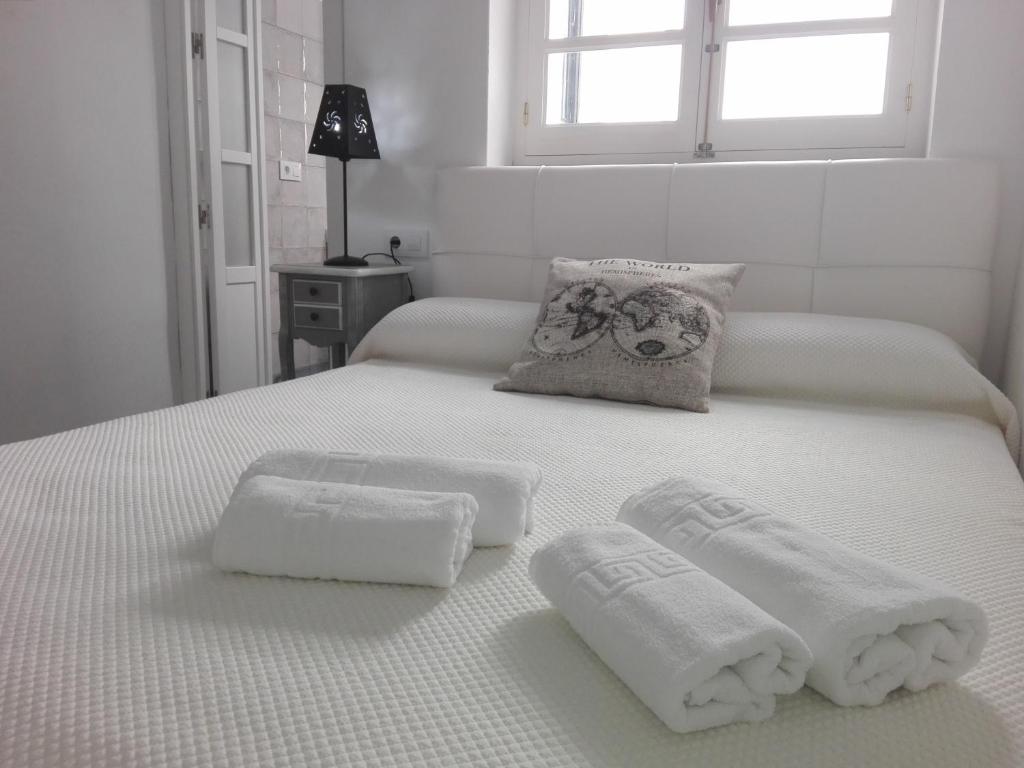 タリファにあるAve María 10の白いベッド(タオル付)が備わります。