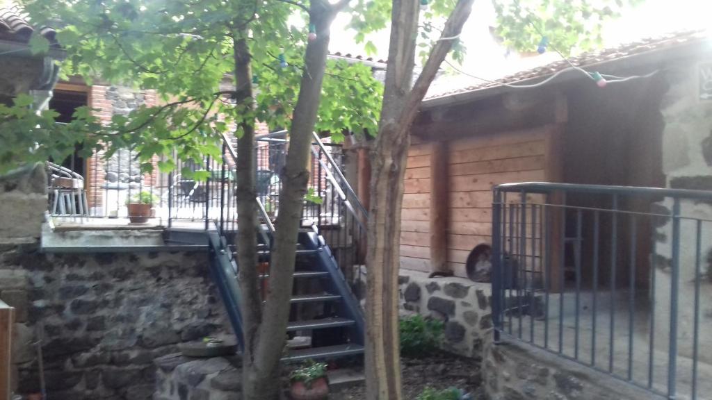 un escalier menant à une maison avec un arbre dans l'établissement Chambres d'hôtes du Rebemol, à Le Monastier sur Gazeille