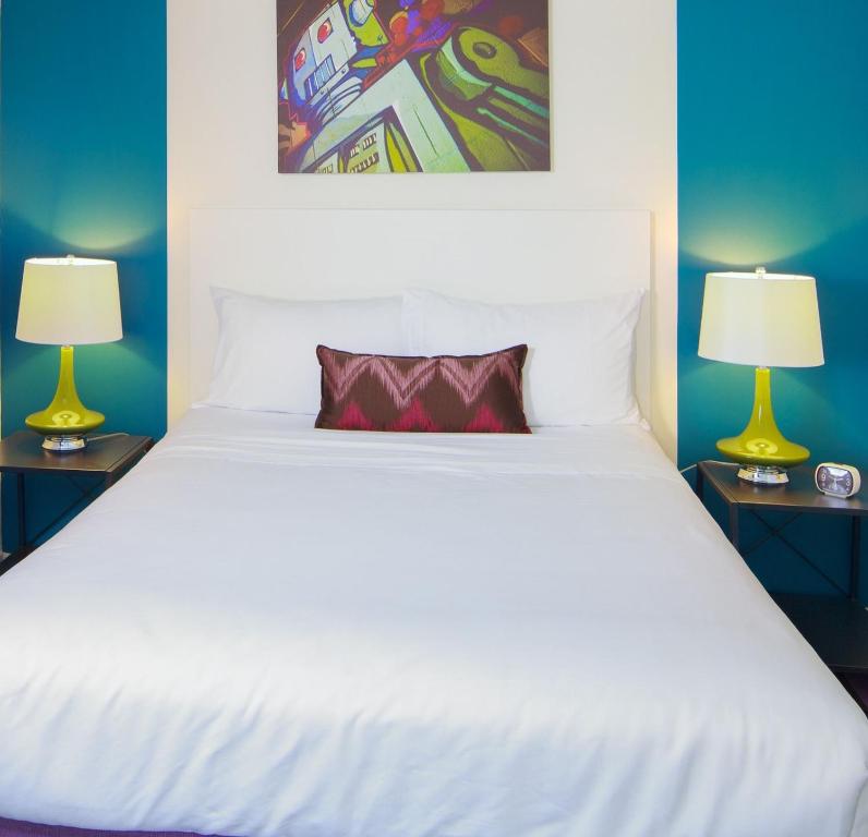 Postel nebo postele na pokoji v ubytování Hotel Zed Kelowna