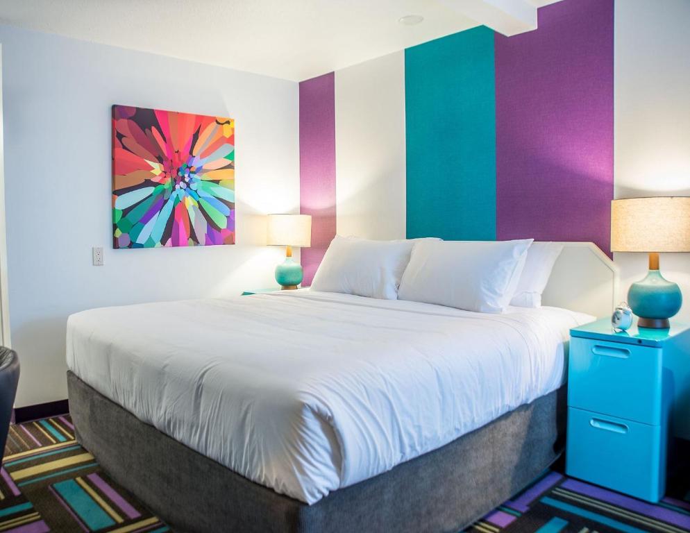 Postel nebo postele na pokoji v ubytování Hotel Zed Kelowna