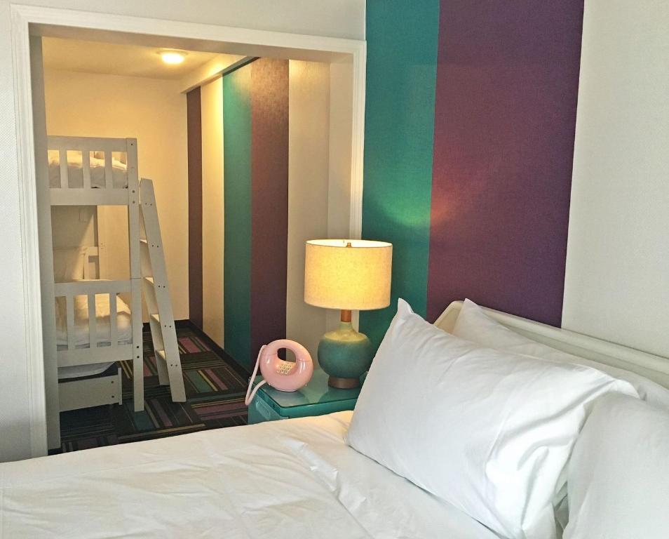 Postel nebo postele na pokoji v ubytování Hotel Zed Kelowna