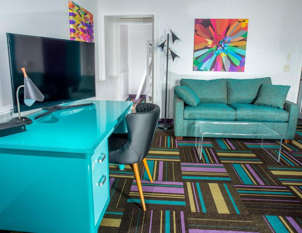 TV a/nebo společenská místnost v ubytování Hotel Zed Kelowna