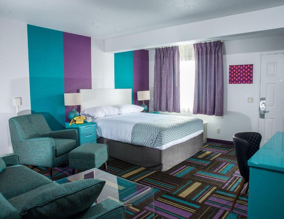 Postel nebo postele na pokoji v ubytování Hotel Zed Kelowna