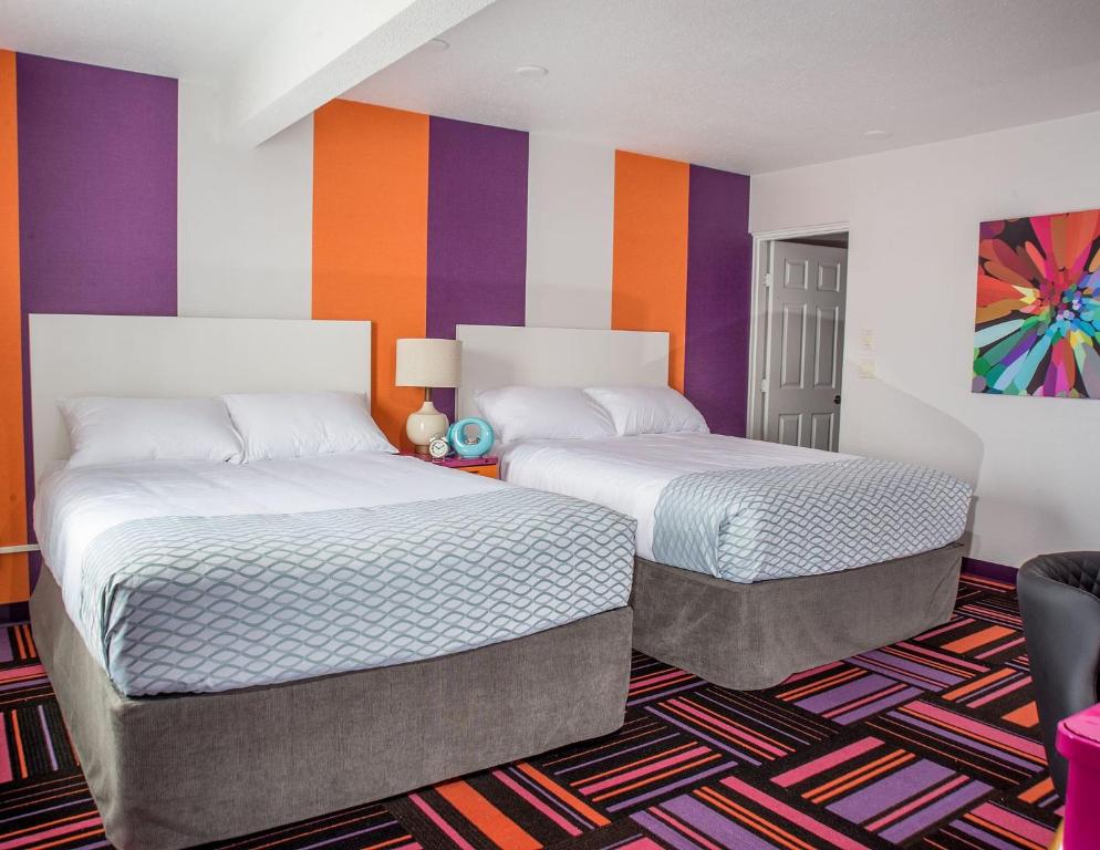 Postel nebo postele na pokoji v ubytování Hotel Zed Kelowna