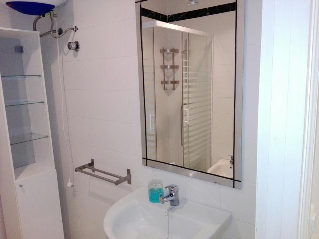 łazienka z umywalką i lustrem w obiekcie Céntrico Apartamento con Patio Privado w Sewilli