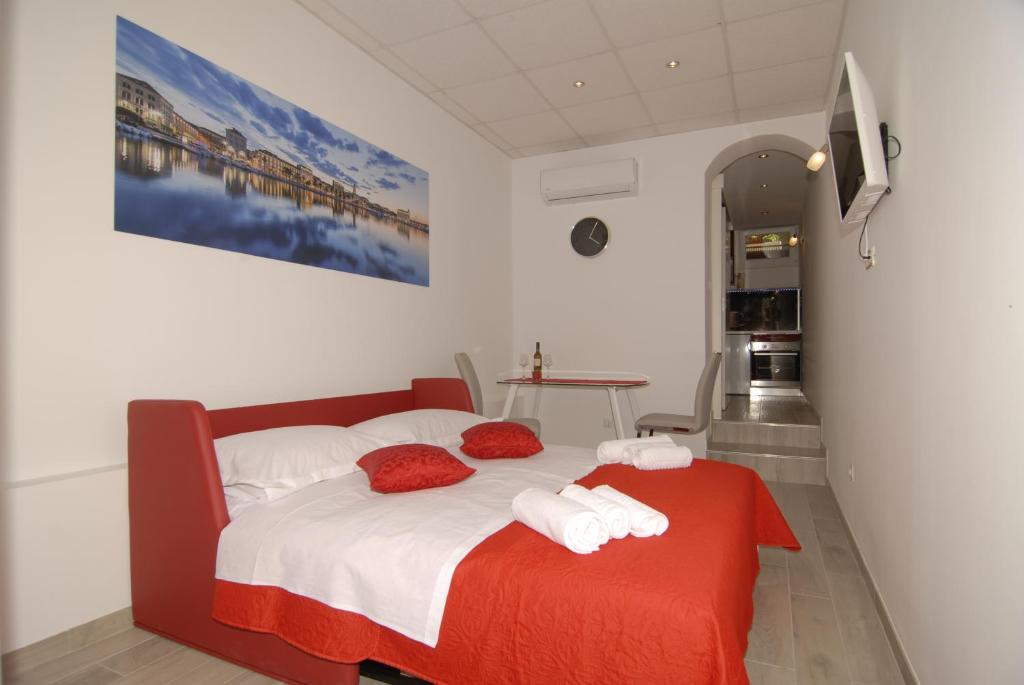 1 dormitorio con 1 cama con sábanas rojas y blancas en Apartment Maria en Split