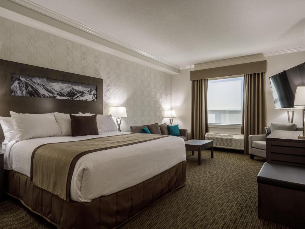 Postel nebo postele na pokoji v ubytování Ramada by Wyndham Revelstoke