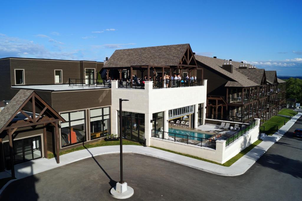 a group of people standing on the balcony of a building at Espace 4 Saisons in Magog-Orford