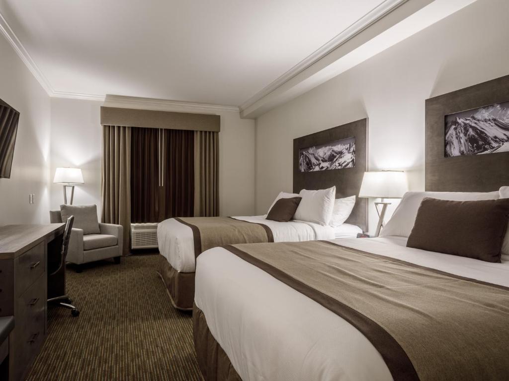 Postel nebo postele na pokoji v ubytování Ramada by Wyndham Revelstoke