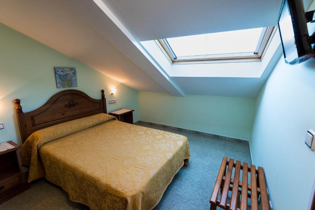 Posteľ alebo postele v izbe v ubytovaní Hostal O Camouco