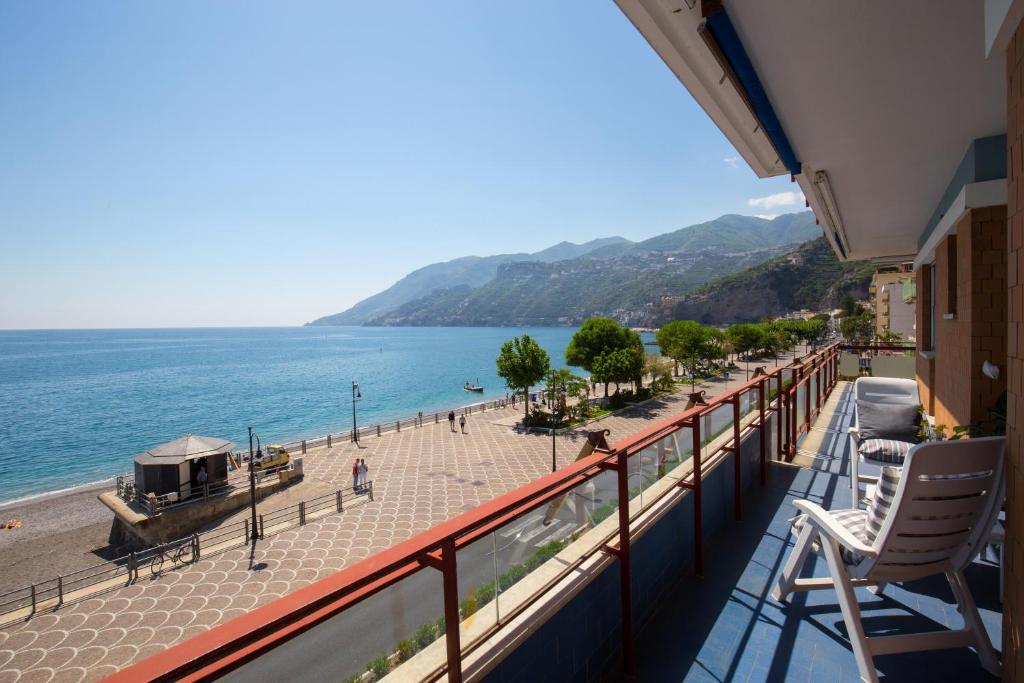 balcón con vistas a la playa y al océano en Angelina Apartments Amalfi Coast en Maiori