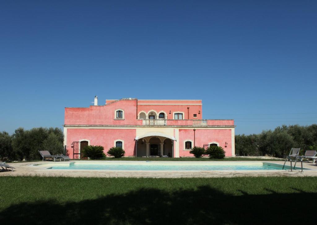 ディーゾにあるVilla Pardonise- Puglia-Salento-Casa vacanzeの目の前にスイミングプールがある建物