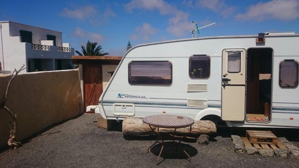 Fotografia z galérie ubytovania Caravan Apartment v destinácii Tinajo