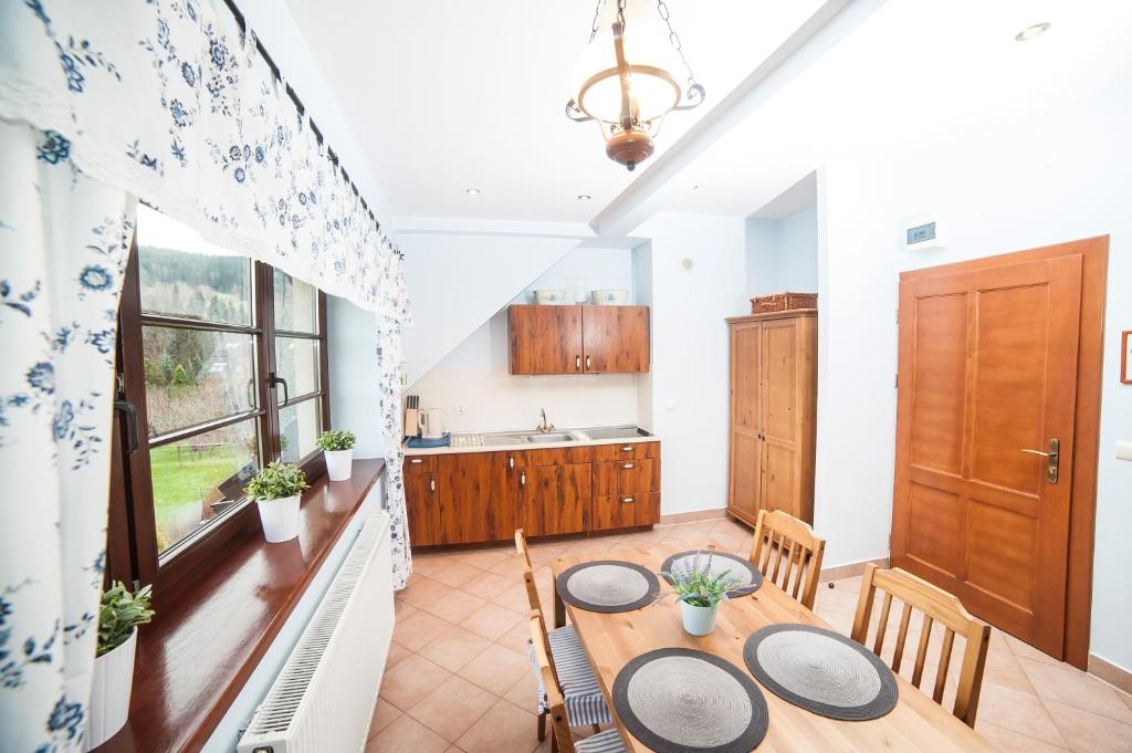 Televízia a/alebo spoločenská miestnosť v ubytovaní Apartamenty Dom na Wzgórzu Gardenia