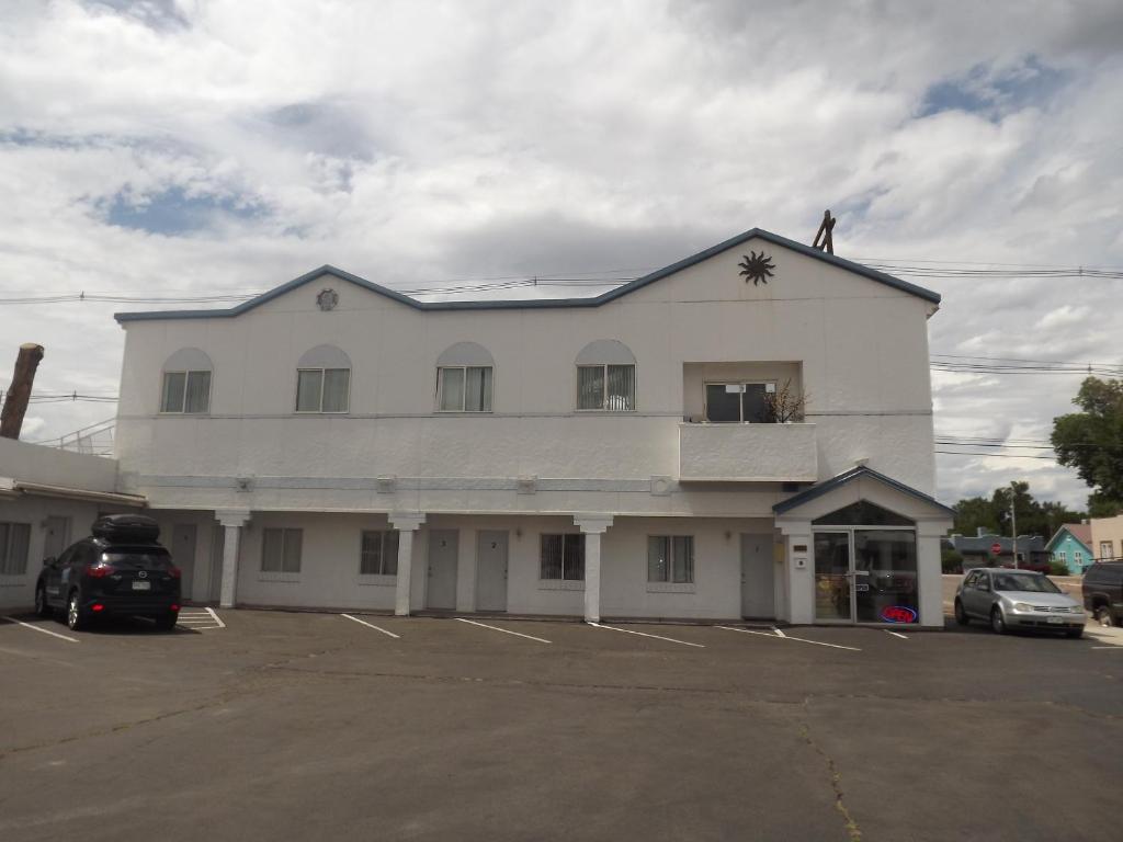 Un homme debout au sommet d'un bâtiment blanc dans l'établissement Colorado Inn Motel, à Canon City