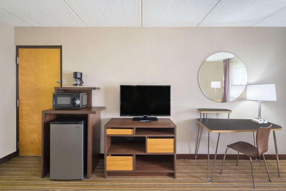 Super 8 by Wyndham Knoxville North/Powell - King Room - Smoking