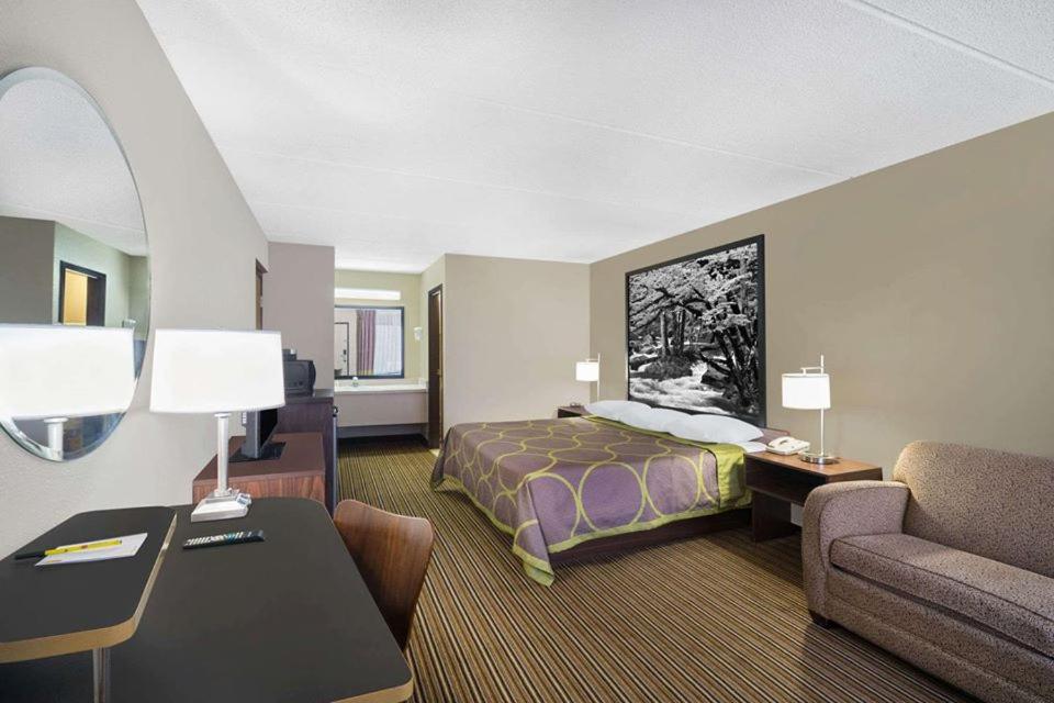 Super 8 by Wyndham Knoxville North/Powell - King Room - Non-Smoking