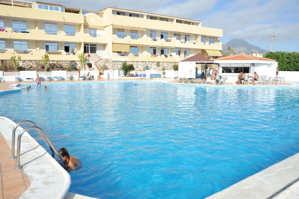 a person in a swimming pool in a hotel at Marina Palace Paraiso in Playa Paraiso