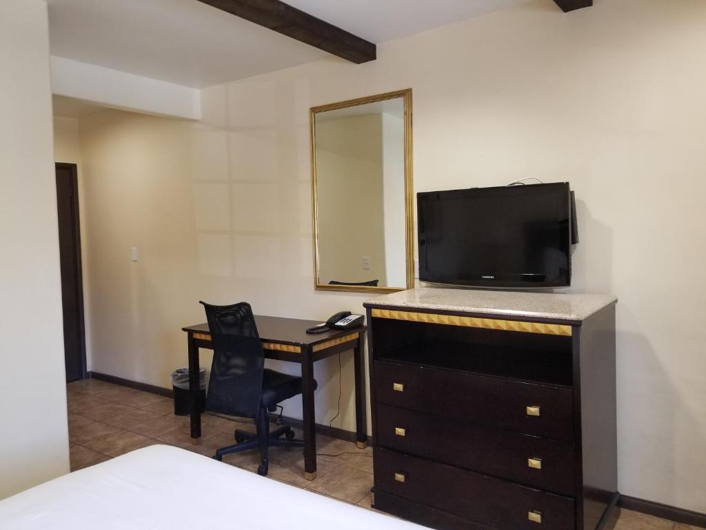 Tuscan Garden Inn - Queen Room With Two Queen Beds