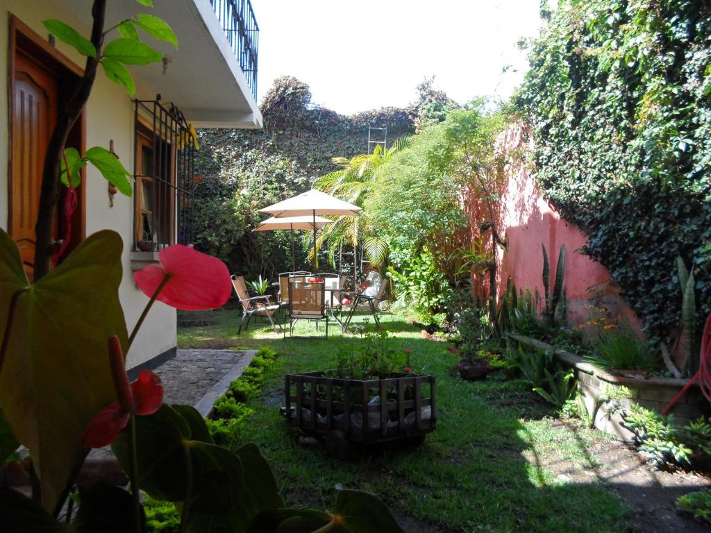 アンティグア・グアテマラにあるCasa Landivar Hotelの庭園(テーブル、傘付)