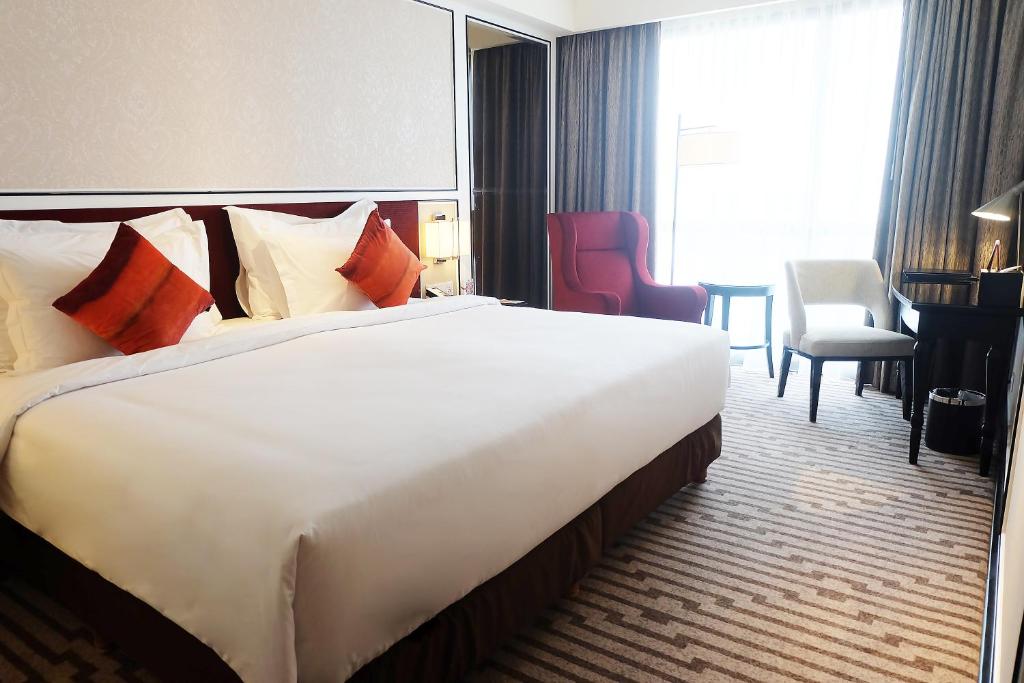 Swiss-Belboutique Yogyakarta - Deluxe King Room