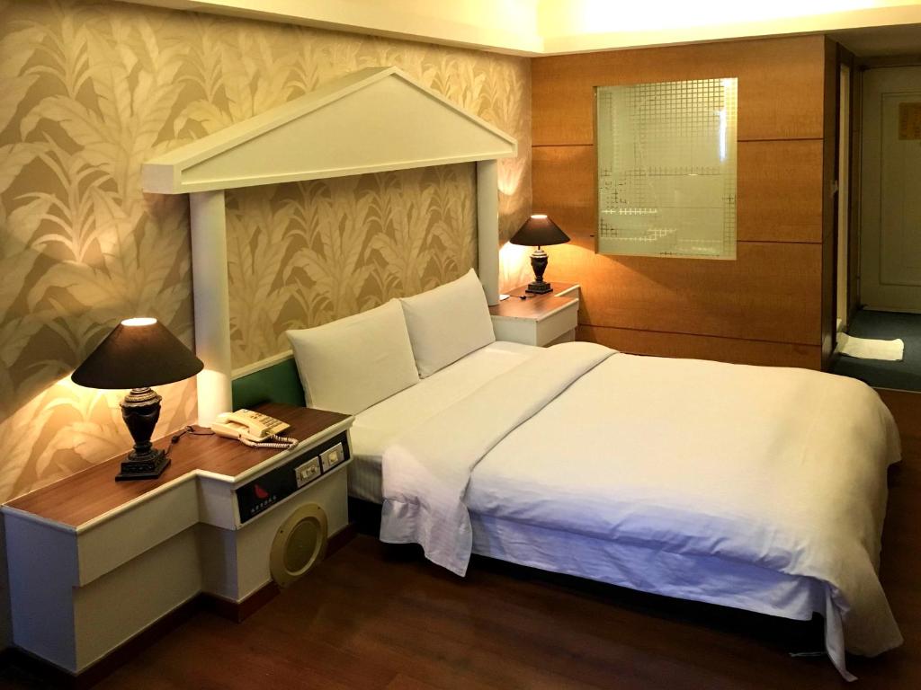 Posteľ alebo postele v izbe v ubytovaní Zaw Jung Business Hotel
