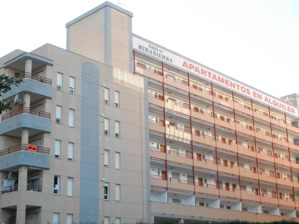Außenansicht eines Krankenhausgebäudes in der Unterkunft Edificio Mirasierra in Oropesa del Mar
