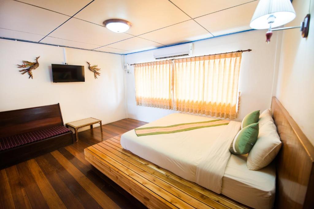 TV a/nebo společenská místnost v ubytování Pongphen Guesthouse - SHA Plus Certified