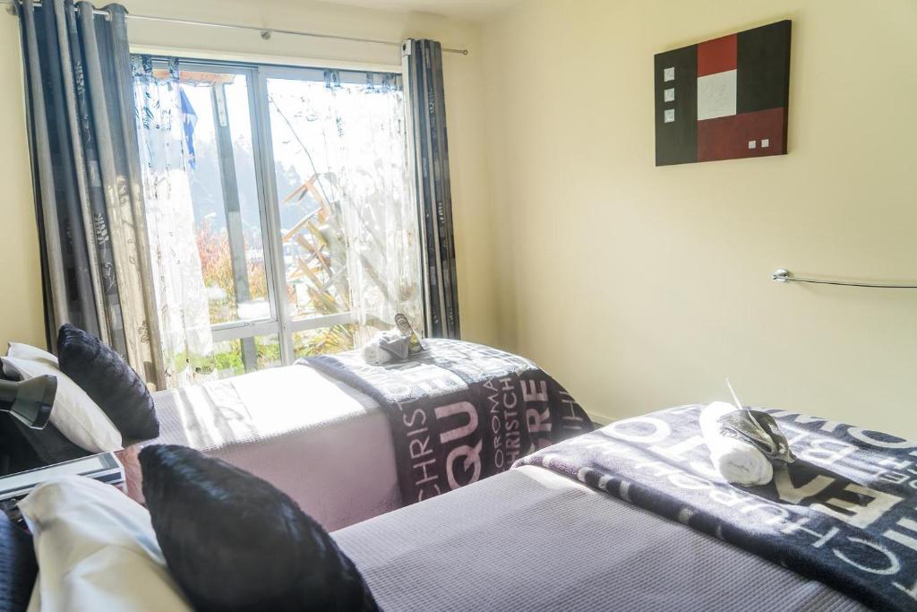 Postel nebo postele na pokoji v ubytování Tombstone Motel, Lodge & Backpackers