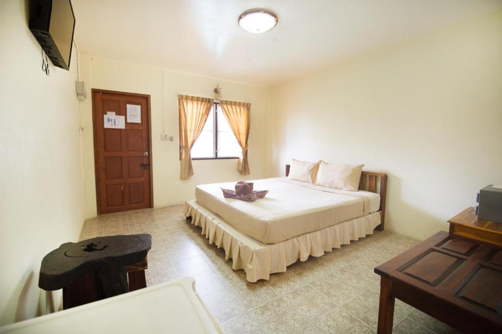 Postel nebo postele na pokoji v ubytování Pongphen Guesthouse - SHA Plus Certified