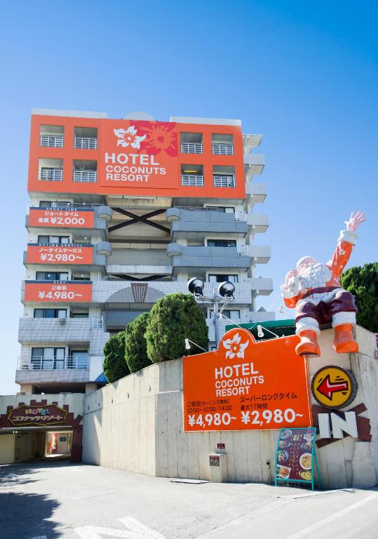 鹿儿岛ホテルココナッツリゾートアミー Love Hotel的坐在大楼前墙上滑板的人