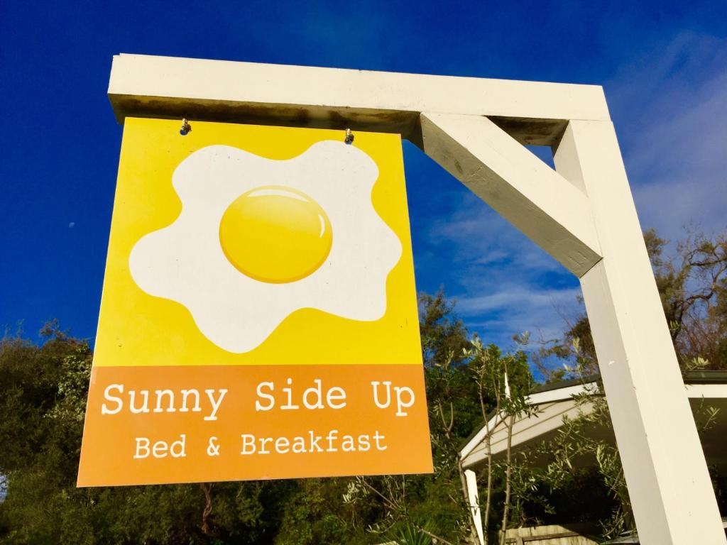 un signo para un lado soleado de bed and breakfast en Sunny Side Up B&B Rye, en Rye