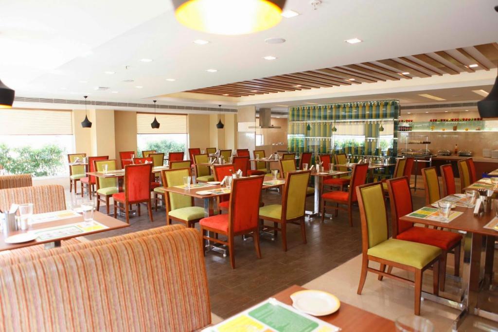 Restaurace v ubytování Lemon Tree Hotel Shimona Chennai