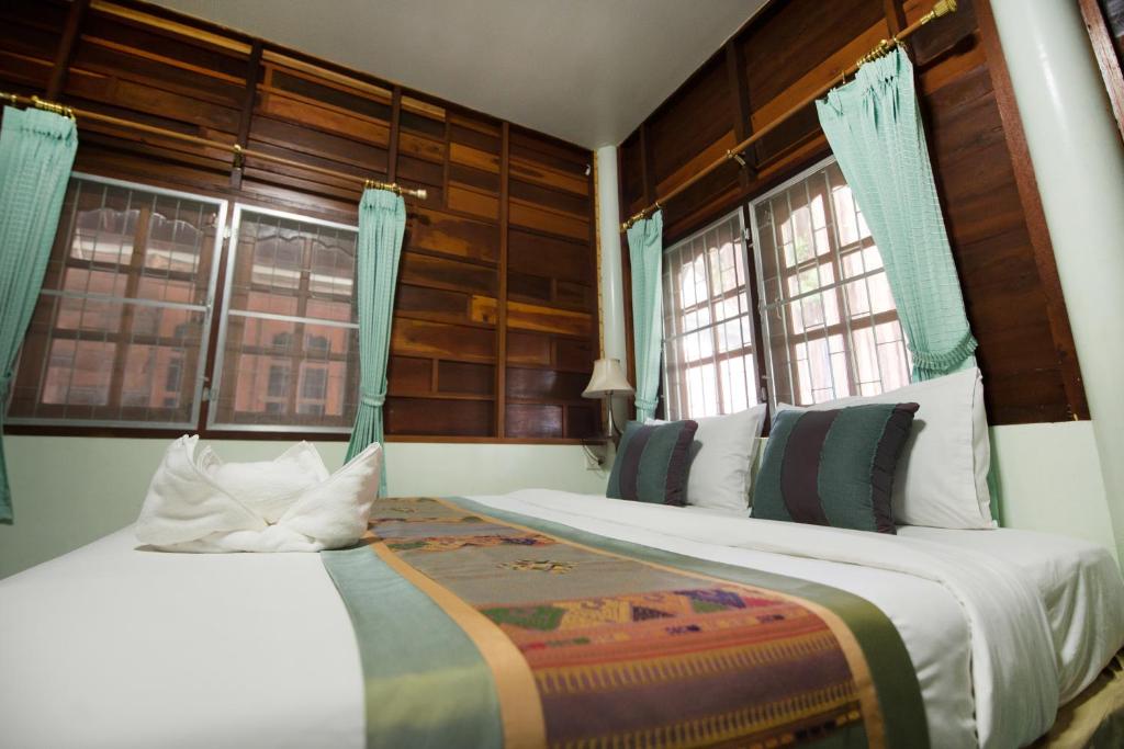 Postel nebo postele na pokoji v ubytování Pongphen Guesthouse - SHA Plus Certified