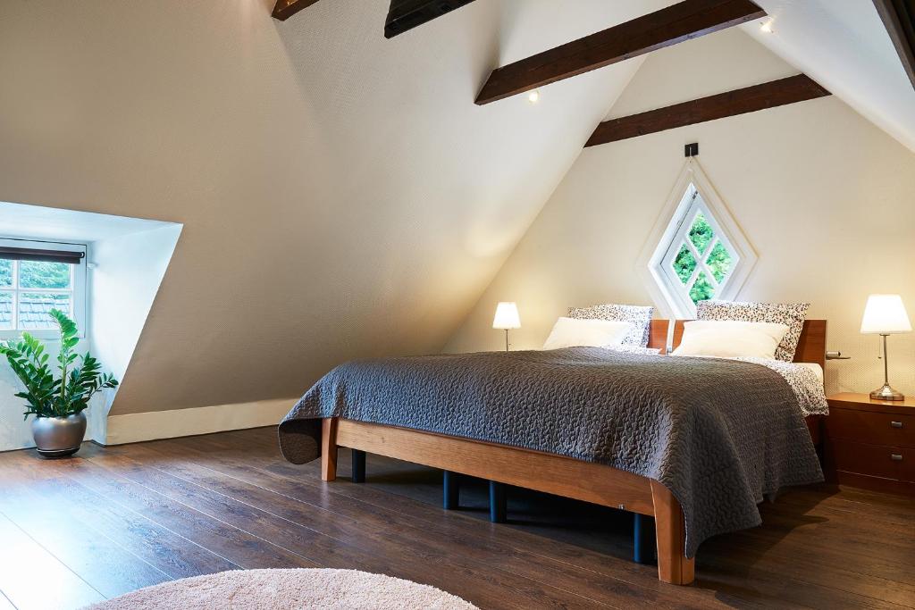 Postel nebo postele na pokoji v ubytování Guesthouse Villa Emmen