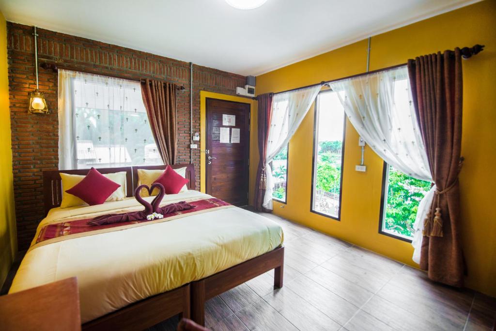 Postel nebo postele na pokoji v ubytování Pongphen Guesthouse - SHA Plus Certified
