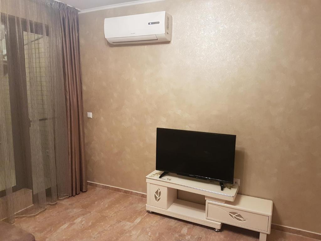 A television and/or entertainment centre at Apart Hotel Iglika