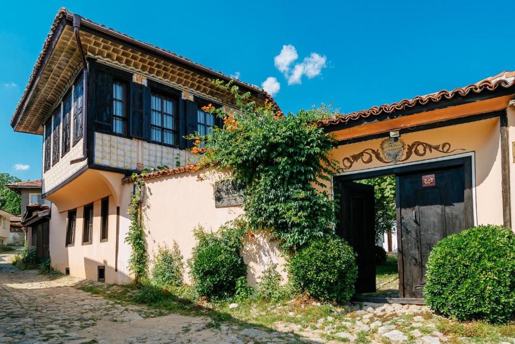 una casa vieja con una puerta en un patio en Zoev House, en Karlovo